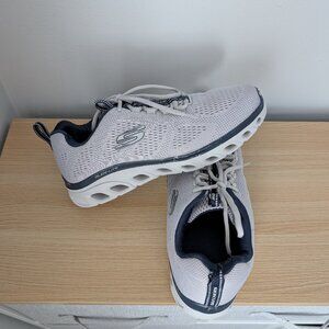 Lightly used Skechers athletic sneakers in excellent condition.